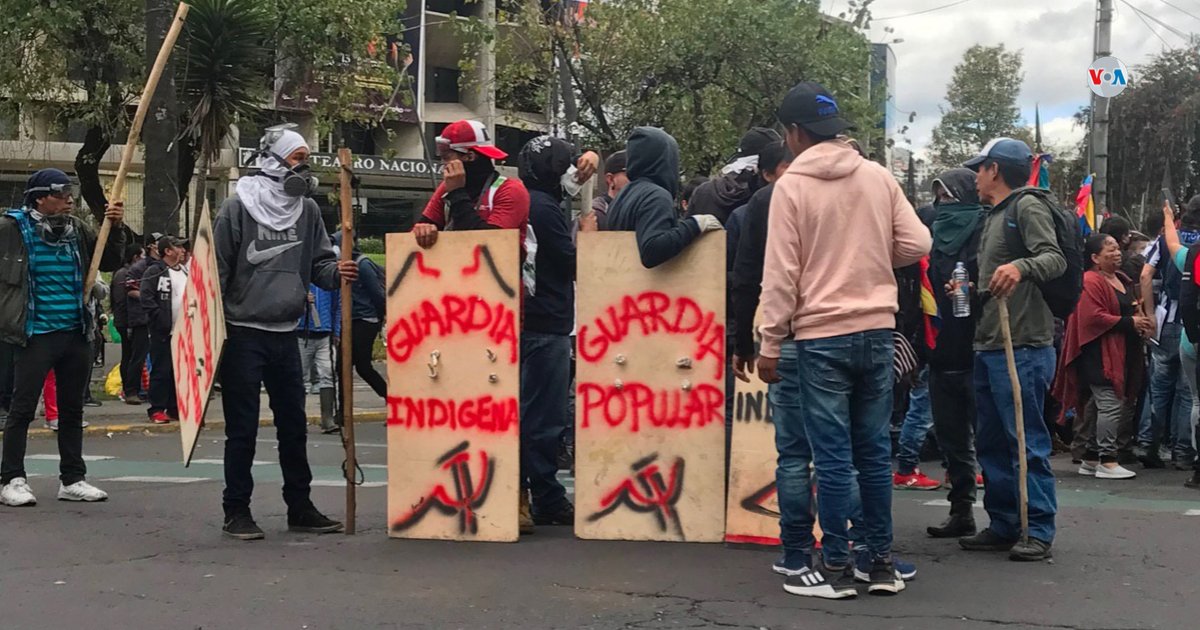 Protesters during the 2019 demonstrations in Ecuador against President Lenín Moreno’s austerity measures. The wooden shields read “indigenous guard” and “popular guard.” Photo: Voz de América.